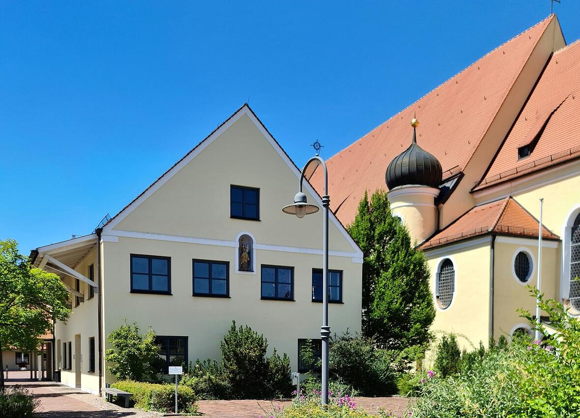 st_georg_haunstetten_mit_pfarramt_2